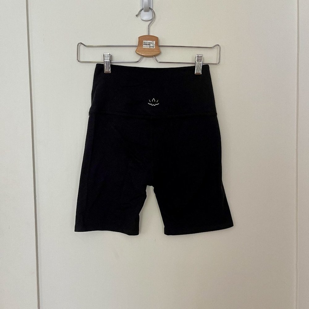Beyond Yoga bike shorts in black, size M